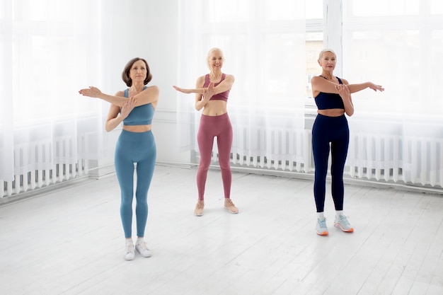 Mujeres de tiro completo entrenando juntas