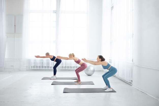 Mujeres de tiro completo entrenando juntas