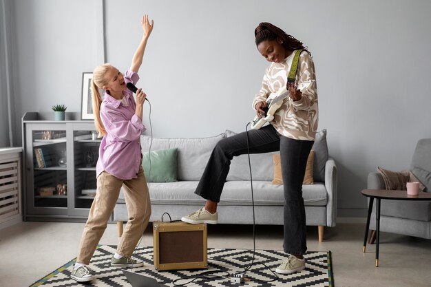 Mujeres de tiro completo hacen música