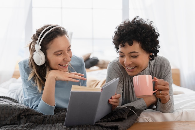 Mujeres de tiro completo haciendo actividades juntas