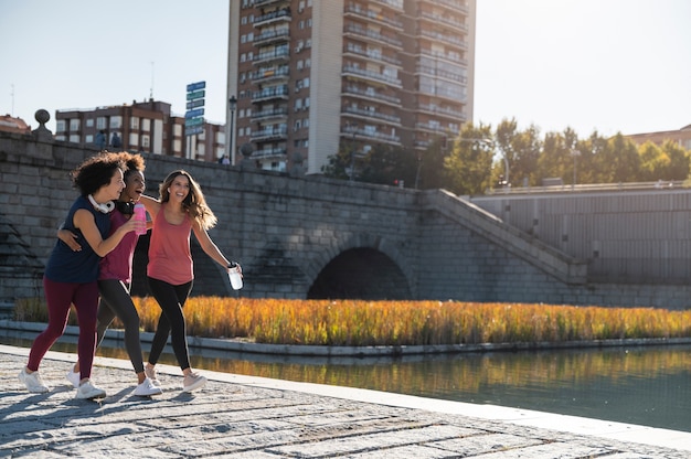 Mujeres de tiro completo haciendo deporte juntos