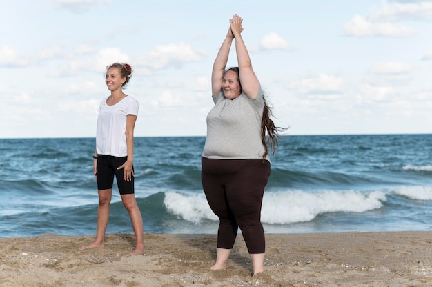 Mujeres de tiro completo haciendo ejercicios