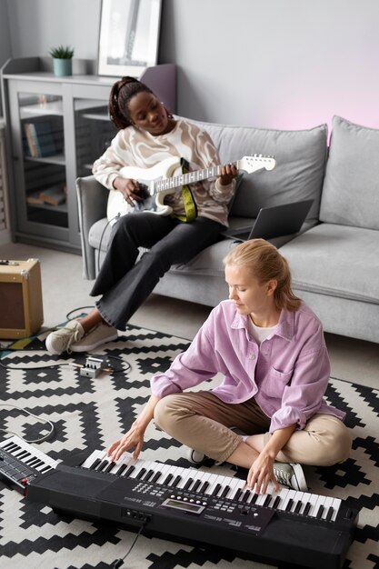 Mujeres de tiro completo haciendo música