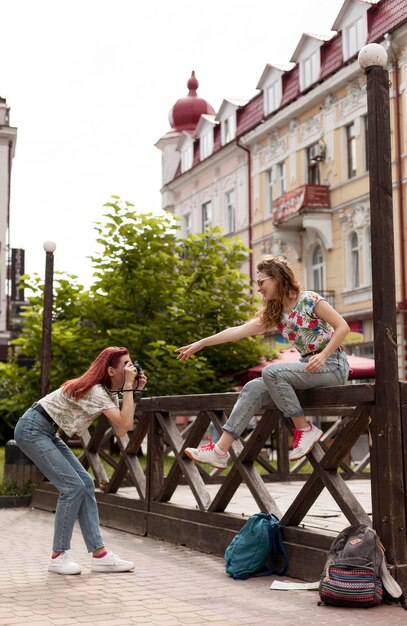 Mujeres de tiro completo haciendo sesión de fotos