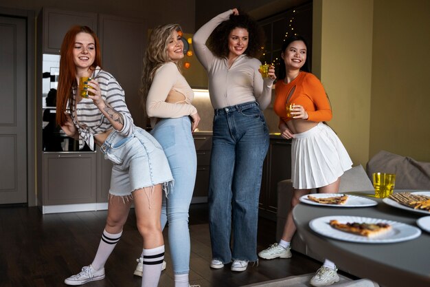 Mujeres de tiro completo haciendo twerking en la fiesta