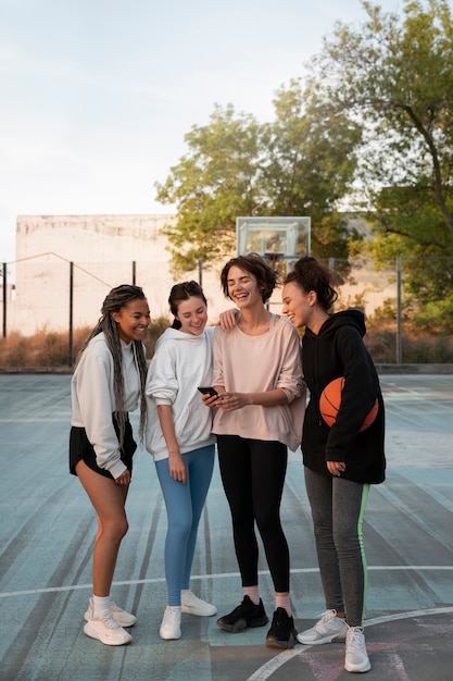 Mujeres de tiro completo jugando baloncesto