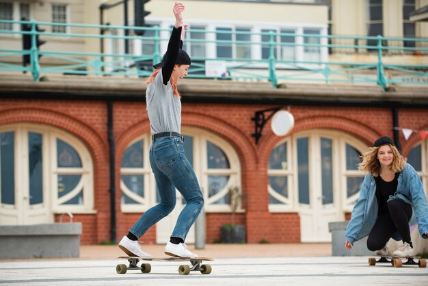 Mujeres de tiro completo patinando al aire libre