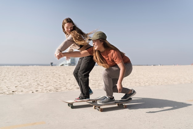 Foto gratuita mujeres de tiro completo en patinetas