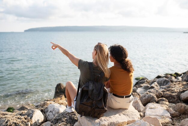 Mujeres de tiro completo en la playa