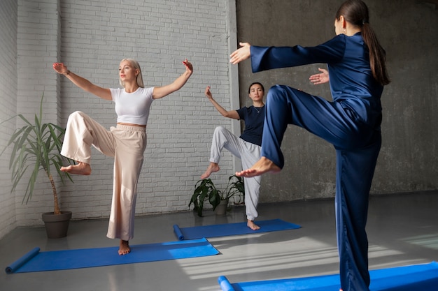 Foto gratuita mujeres de tiro completo practicando tai chi juntas