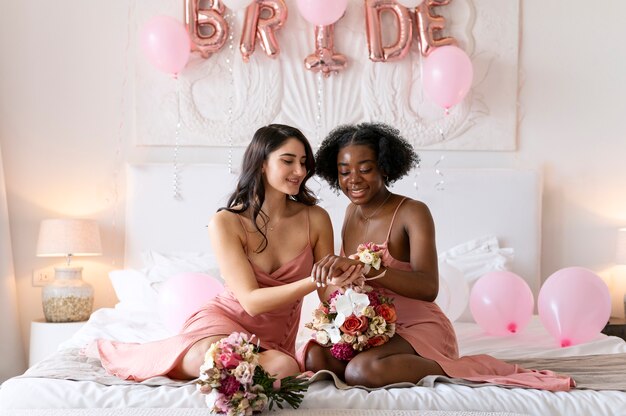 Mujeres de tiro completo con ramo de flores.