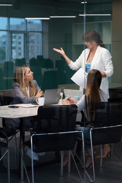 Mujeres de tiro completo reunidas