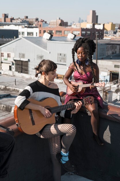 Mujeres de tiro completo tocando instrumentos