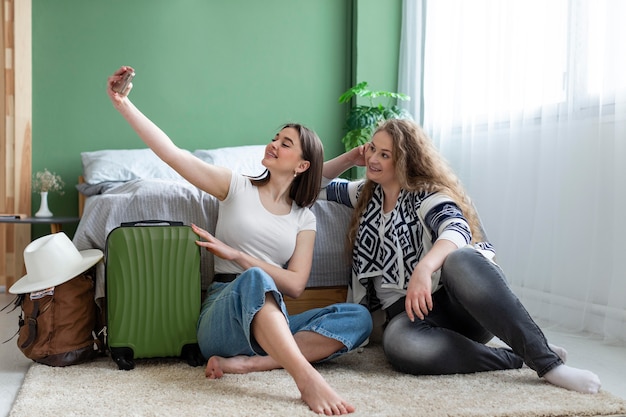 Mujeres de tiro completo tomando selfies