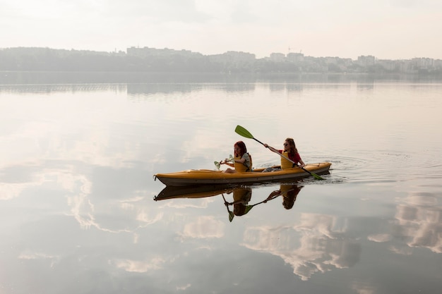 Foto gratuita mujeres de tiro largo remando en kayak