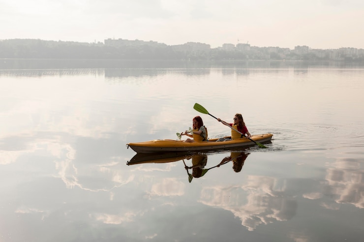 Foto gratuito mujeres de tiro largo remando en kayak
