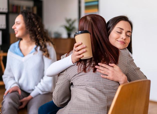 Mujeres de tiro medio abrazándose