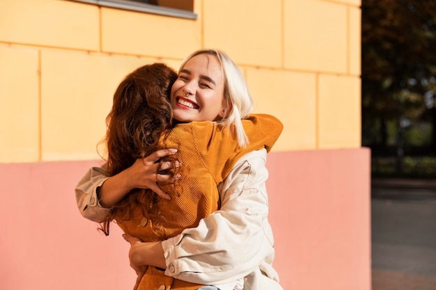 Mujeres de tiro medio abrazándose