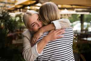 Foto gratuita mujeres de tiro medio abrazándose