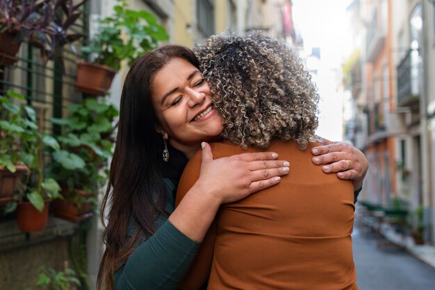 Mujeres de tiro medio abrazándose