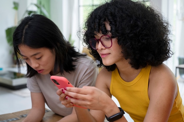 Mujeres de tiro medio adictas a las redes sociales