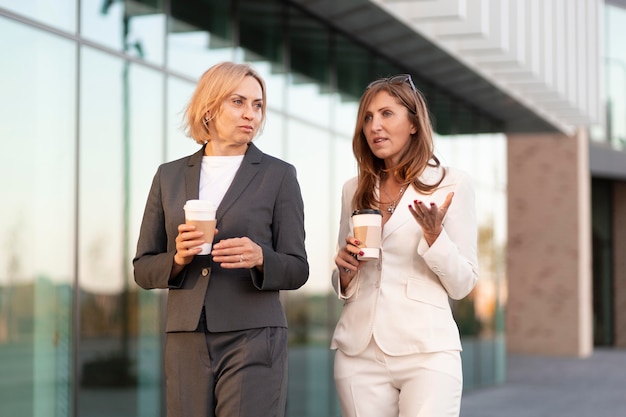 Mujeres de tiro medio al aire libre