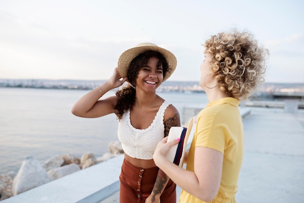 Mujeres de tiro medio al aire libre