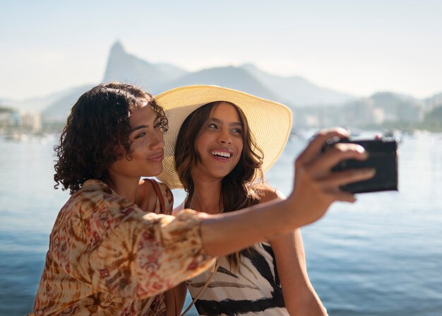 Mujeres de tiro medio con atuendos de vacaciones.