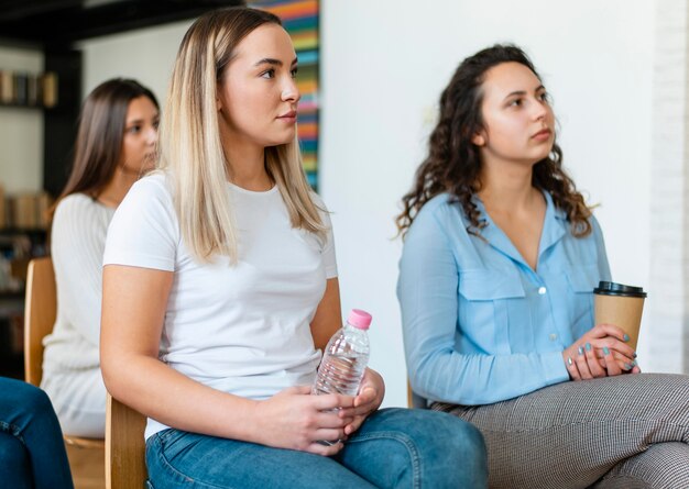 Mujeres de tiro medio con bebidas