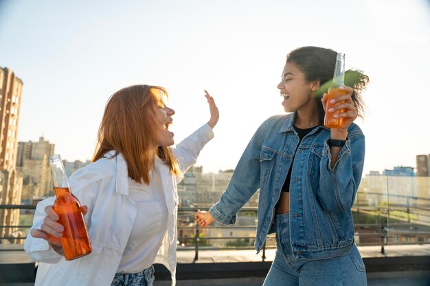 Mujeres de tiro medio con bebidas