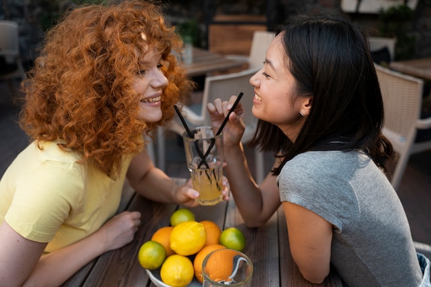 Foto gratuita mujeres de tiro medio con bebidas