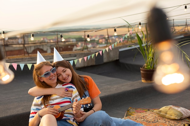 Foto gratuita mujeres de tiro medio con bebidas