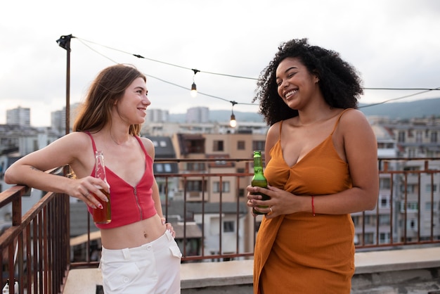 Mujeres de tiro medio con bebidas