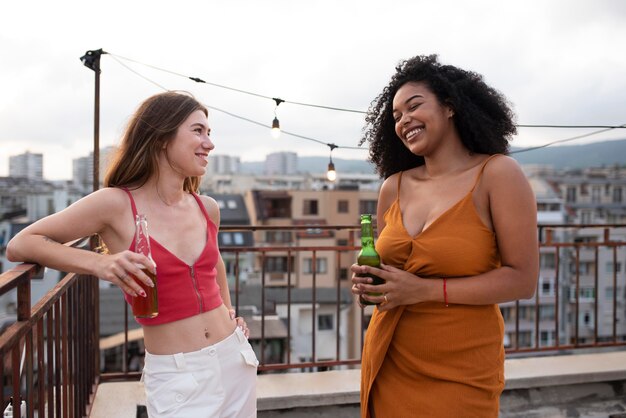 Mujeres de tiro medio con bebidas