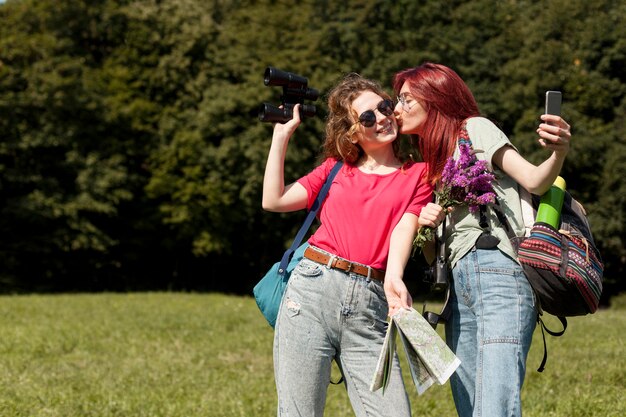 Mujeres de tiro medio besándose en las mejillas