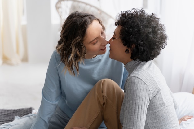 Foto gratuita mujeres de tiro medio besándose