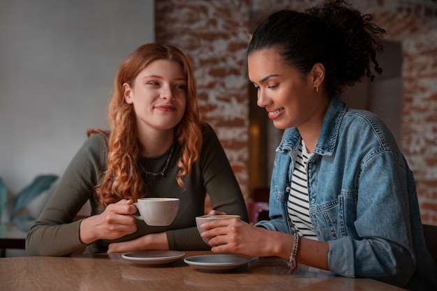 Foto gratuita mujeres de tiro medio en cafetería.