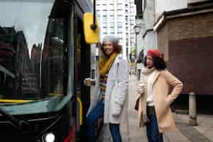 Foto gratuita mujeres de tiro medio caminando con café