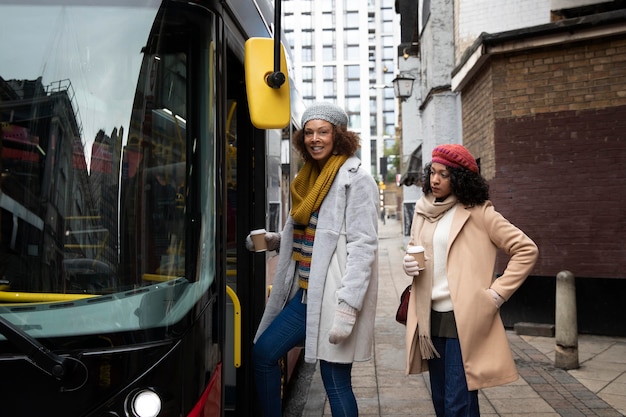 Mujeres de tiro medio caminando con café