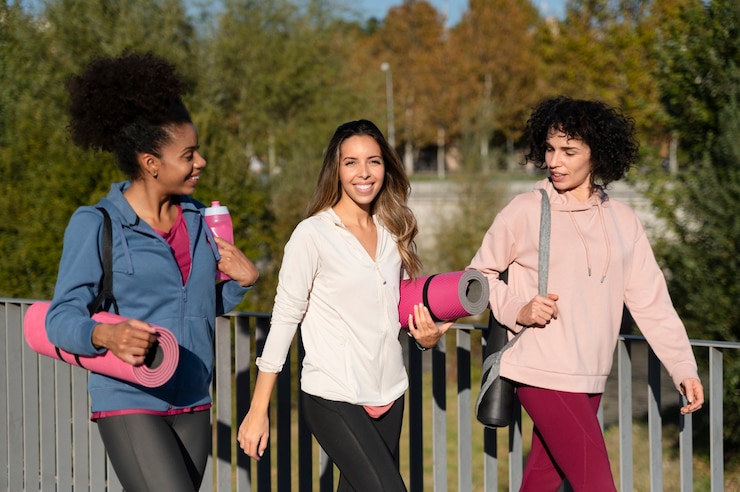 Foto gratuito mujeres de tiro medio caminando juntas