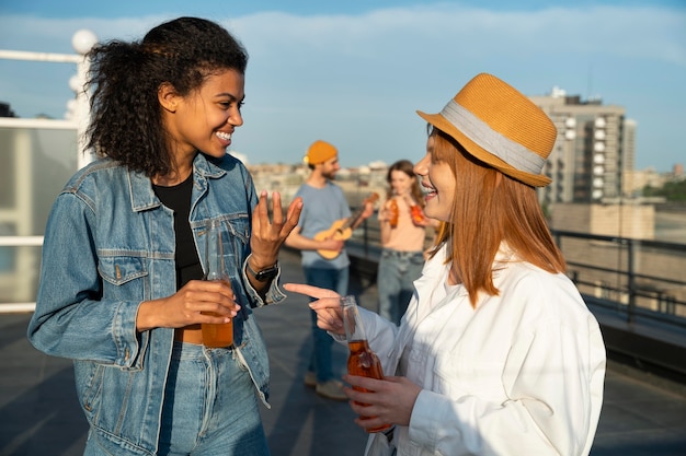 Foto gratuita mujeres de tiro medio charlando