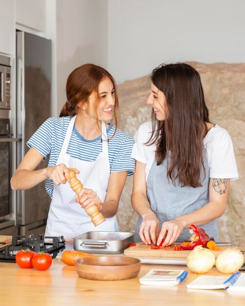 Mujeres de tiro medio en la cocina