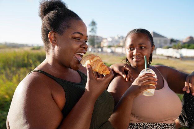 Mujeres de tiro medio con comida deliciosa