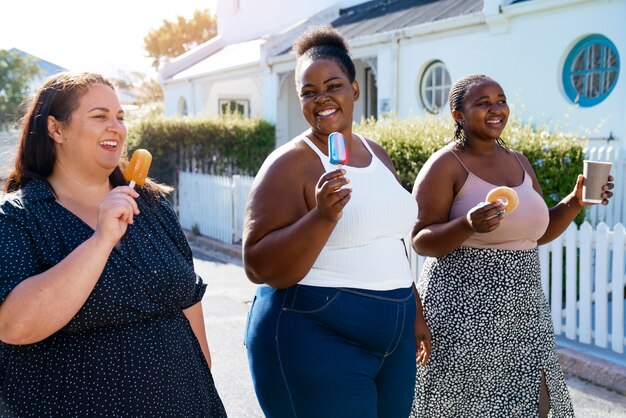 Mujeres de tiro medio con comida deliciosa