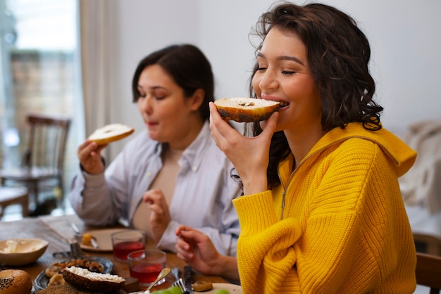 Mujeres de tiro medio con comida deliciosa