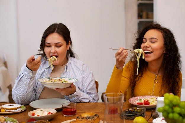 Foto gratuita mujeres de tiro medio con comida deliciosa