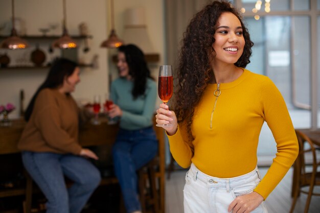 Foto gratuita mujeres de tiro medio con comida deliciosa