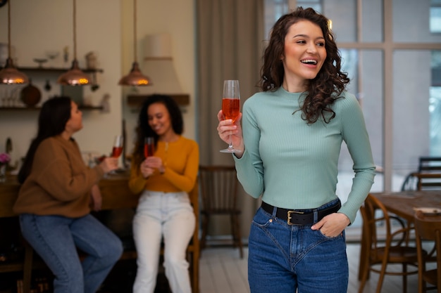 Foto gratuita mujeres de tiro medio con comida deliciosa