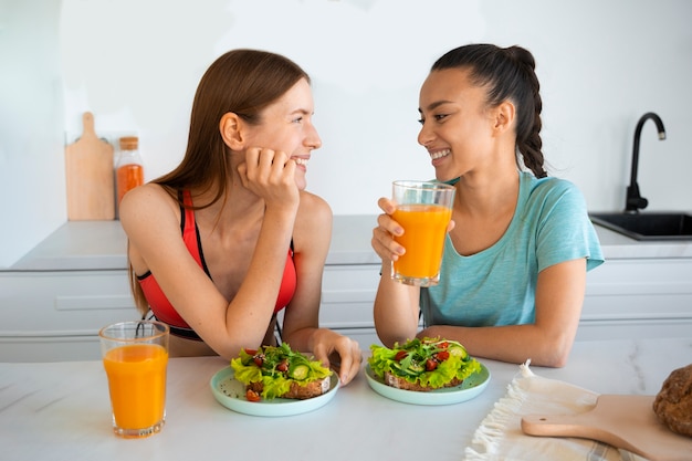 Foto gratuita mujeres de tiro medio con comida sana.