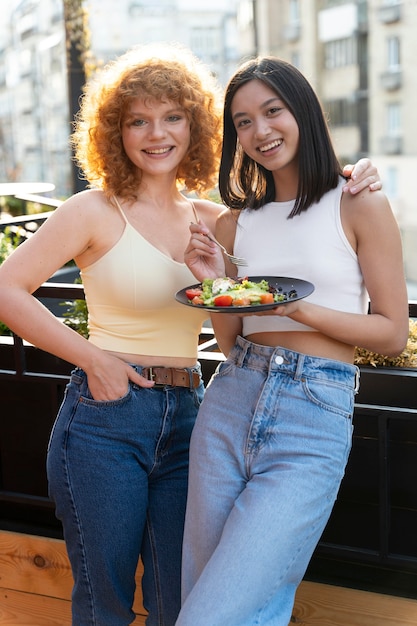 Mujeres de tiro medio con comida